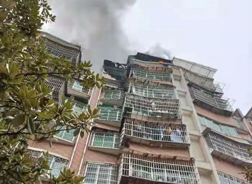 贵阳民房顶层突发大火，活动板房浓烟冲天